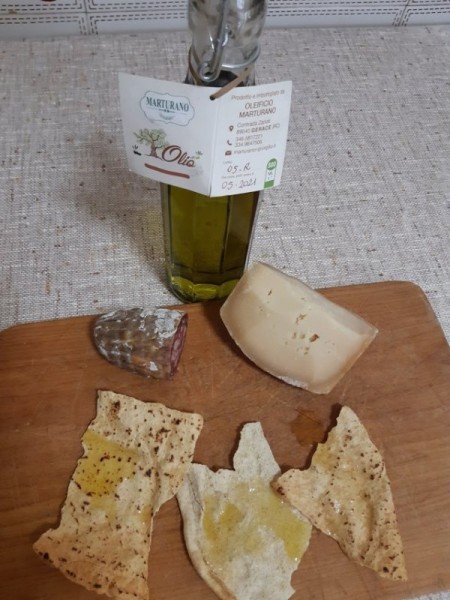 Pane carrasau con olio extra vergine di oliva Marturano
