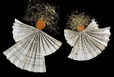 Decori_angeli_natale_con_carta_riciclata.jpg